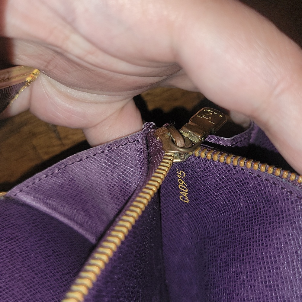 Authentic Louis Vuitton Epi Sarah wallet - Picture 9 of 9